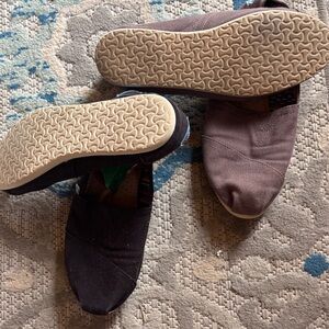 Toms Two-Tone Black and Brown Loafers